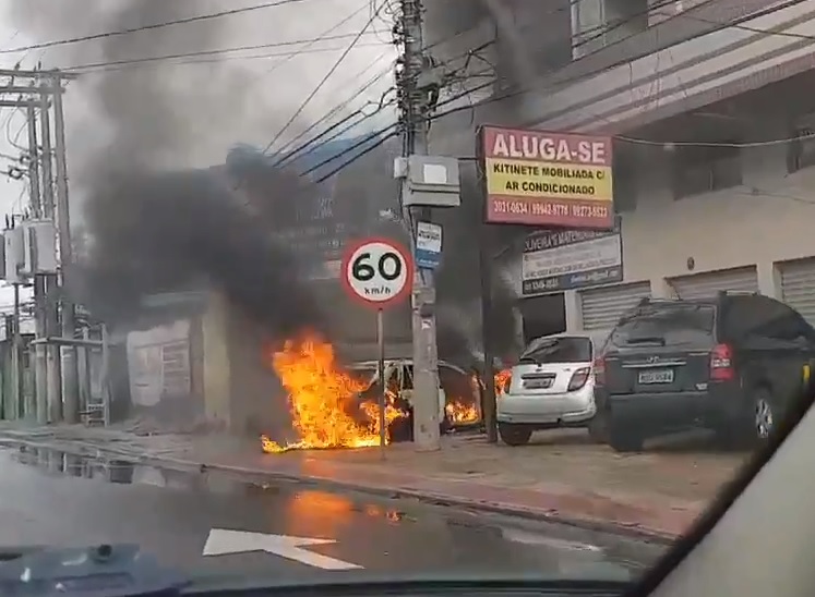Mais um carro pega fogo na Grande Vitória