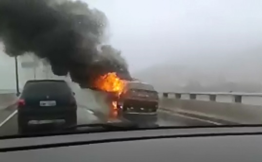 Carro pega fogo sobre a Segunda Ponte