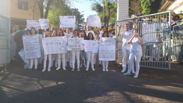 Estudantes fecham entrada de campus da Ufes