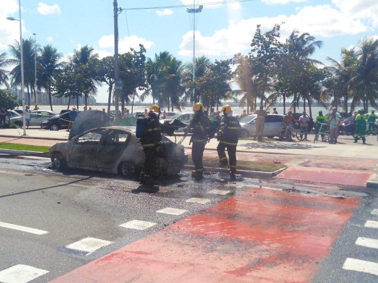 Carro pega fogo na Dante Michelini