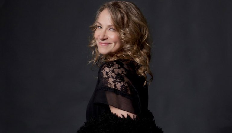 ‘Canção ainda toca pessoas’, diz Joan Osborne sobre antigo sucesso ‘One of Us’