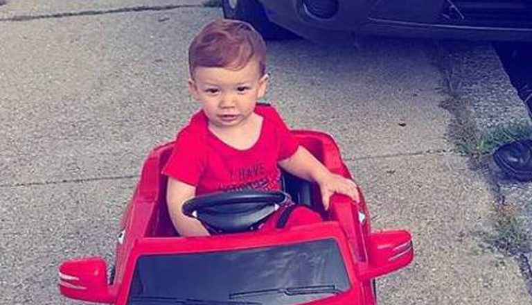 Menino de um ano ‘leva multa’ por dirigir e foto viraliza na internet