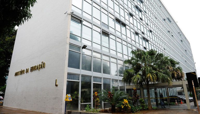 Concurso no MEC com 1.700 vagas e salário de até R$ 12 mil