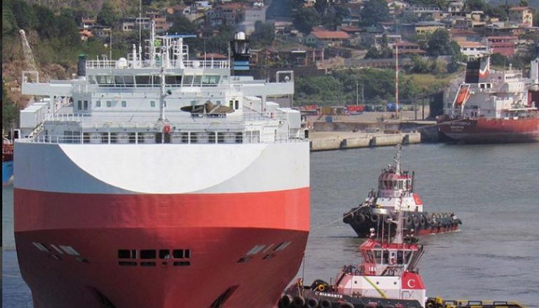 Vídeo com manobra de navio na Baía de Vitória impressiona internautas