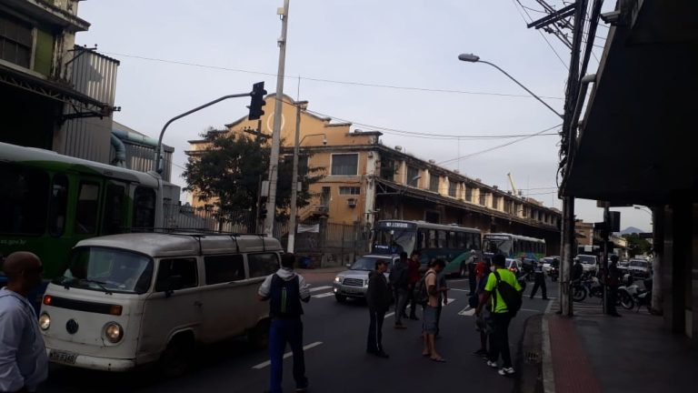 Protesto de trabalhadores da movimentação de mercadorias provoca engarrafamento