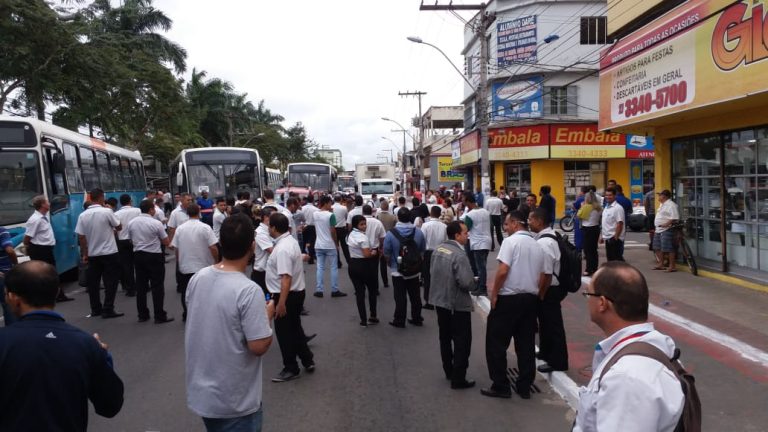 Rodoviários fecham avenida Carlos Lindenberg