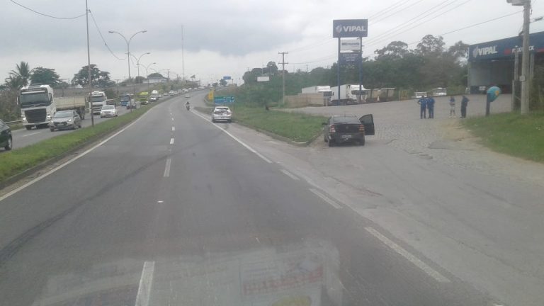 Acidente entre caminhão, moto e carros na BR-101