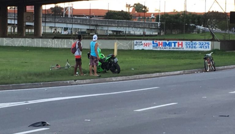 Acidente com duas motos deixa três feridos na Lindemberg