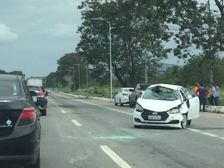 Acidente deixa trânsito lento na BR-101