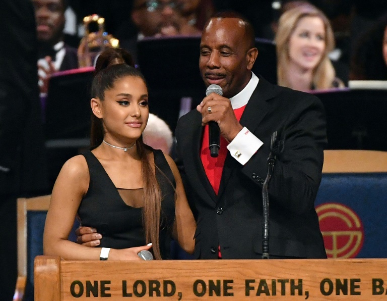 Pastor pede desculpas por ter tocado seios de Ariana Grande em funeral