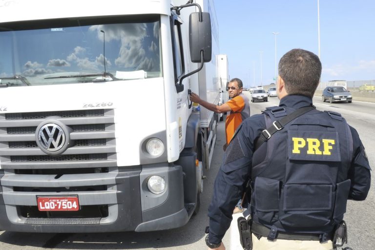 Tráfego de veículos pesados é restrito em rodovias federais