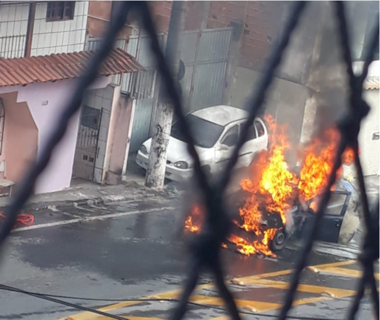 Carro pega fogo na rodovia Serafim Derenzi