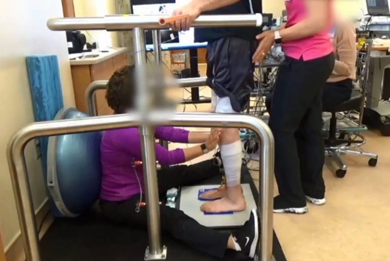 Homem paraplégico volta a andar em esteira após estimulação elétrica nos EUA