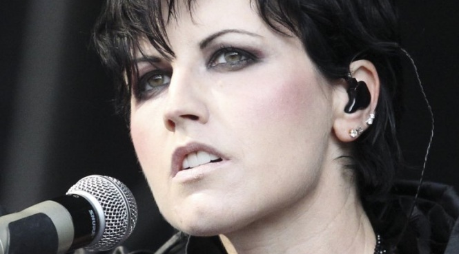 Dolores O’riordan, do Cranberries, morreu afogada após intoxicação alcoólica, diz laudo