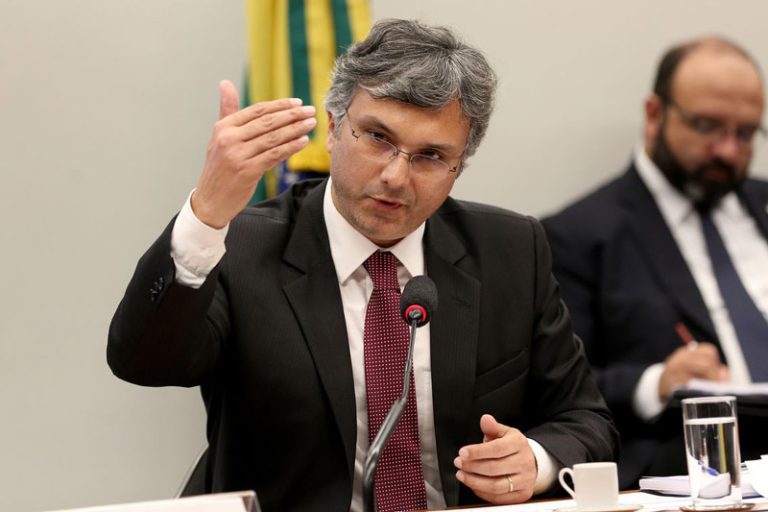Ministro diz que não há previsão para novos concursos em 2019