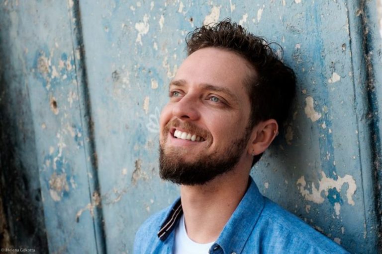 Conheça o pianista João Ventura, brasileiro que tocou com Madonna e acompanha Toquinho