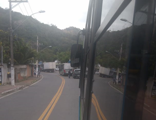 Manifestantes bloqueiam trânsito na rodovia Serafim Derenzi