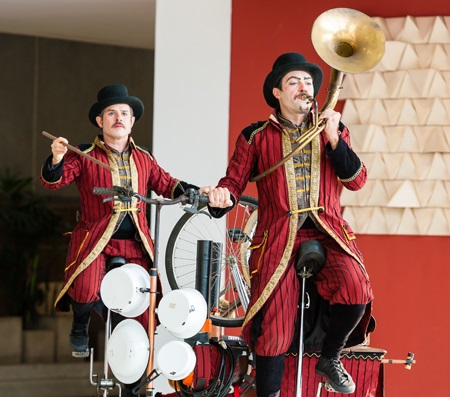 Espetáculo inédito hoje com música e palhaços