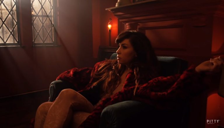 Pitty lança clipe de ‘Te Conecta’, gravado em SP com cenário retrô