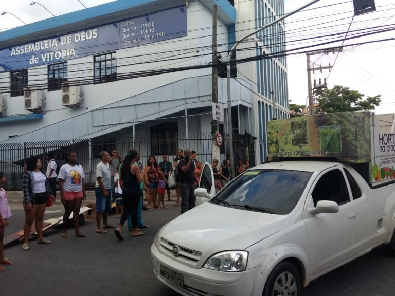 Protesto de moradores bloqueia rodovia em Vitória
