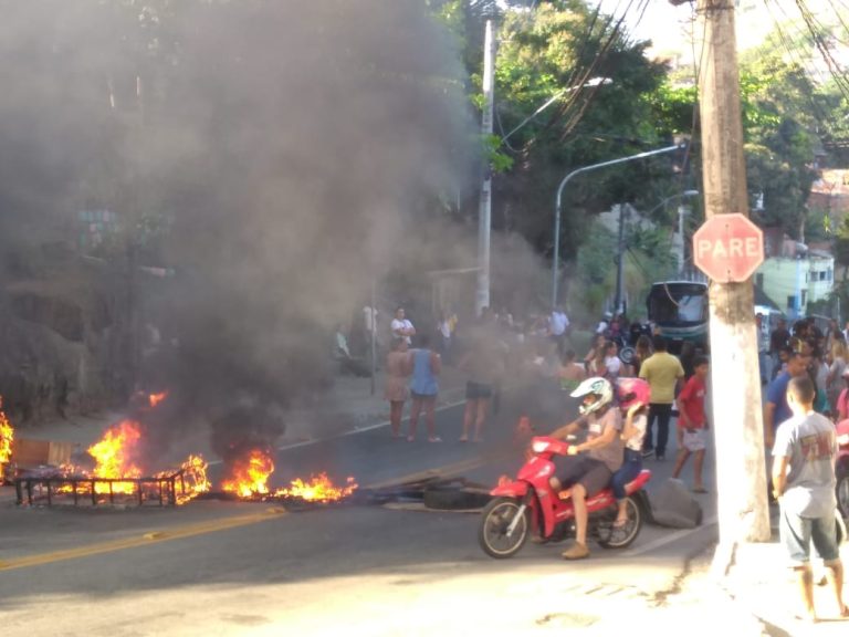 Moradores voltam a protestar e bloqueiam rodovia de Vitória