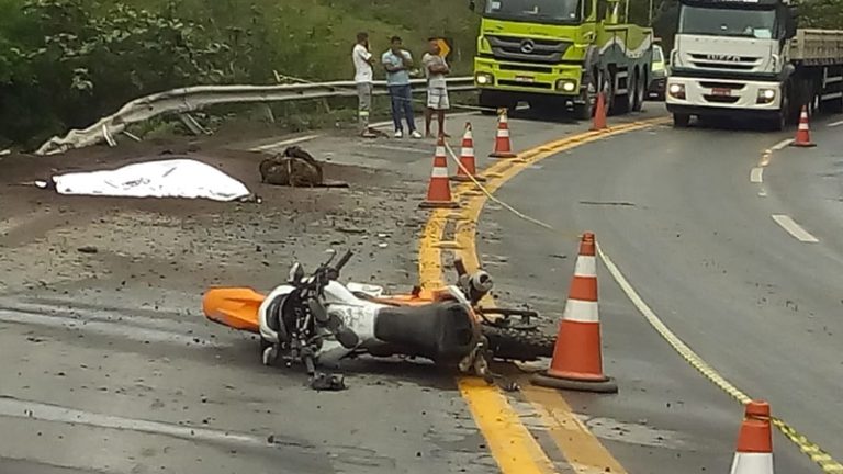 Acidente entre carreta e moto deixa um morto na BR-101
