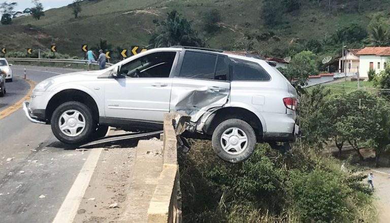 Veículo roda na pista e fica pendurado em ponte na BR-101
