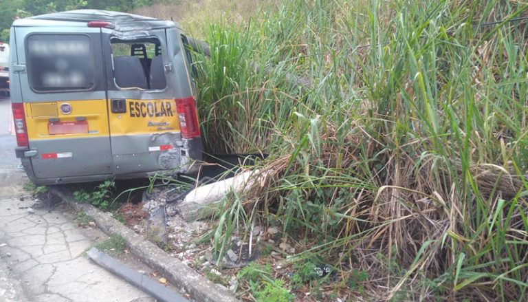 Van escolar com crianças sofre acidente em Vitória