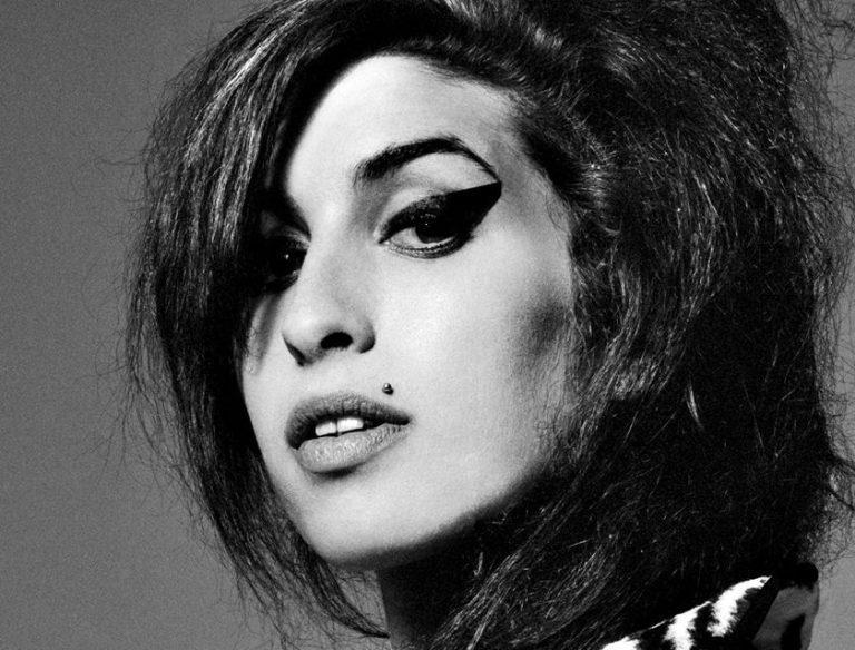 Amy ganhará turnê em 2019 por meio de hologramas com orquestra ao vivo