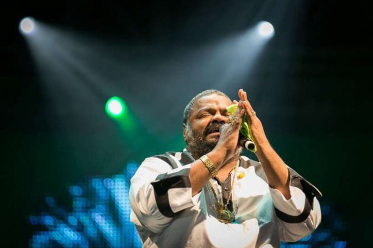 Esposa de Arlindo, ‘Babi Cruz’, comemora constante melhora da saúde do cantor