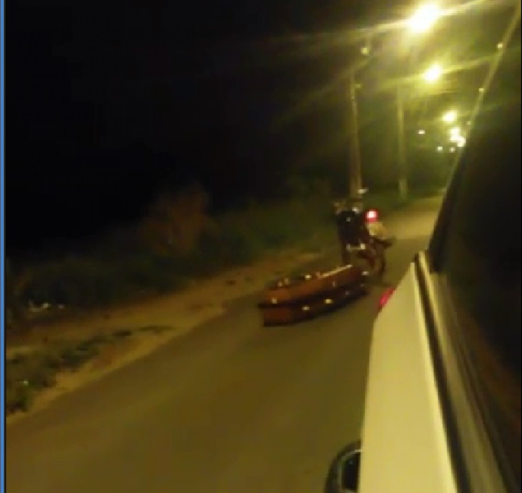 Motorista de funerária perde caixão no meio da rua e segue viagem
