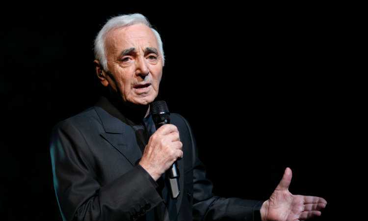 Cantor Charles Aznavour, intérprete de “She”, morre aos 94 anos