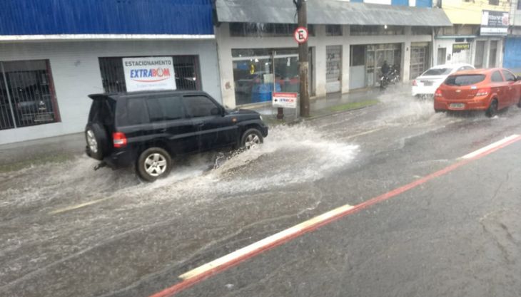 Com chuva forte, volta para casa é com trânsito lento em Vitória