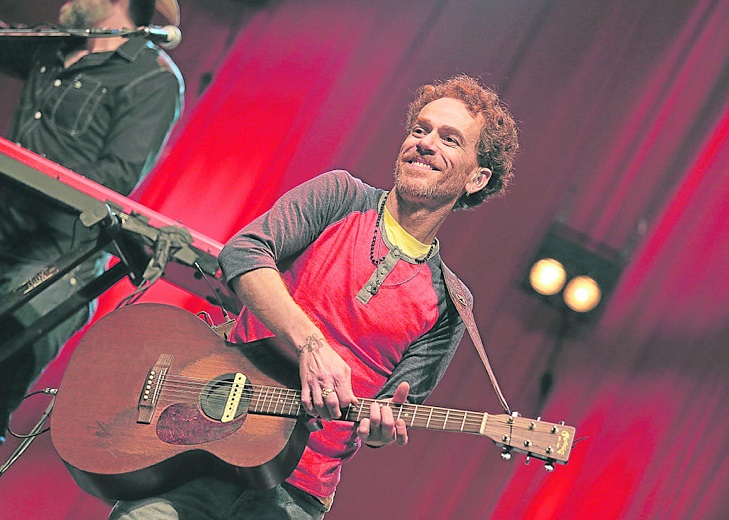 Nando Reis em versão acústica em Vila Velha