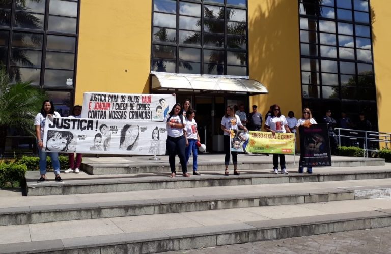 Revolta e protesto durante audiência do caso dos irmãos mortos em Linhares