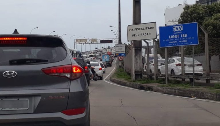 Acidente com três veículos deixa o trânsito lento na Terceira Ponte