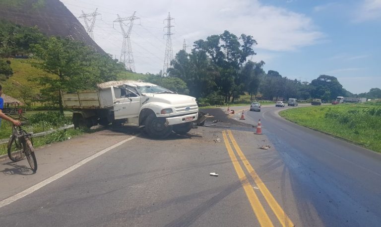 Caminhão tomba e deixa dois feridos na BR-101