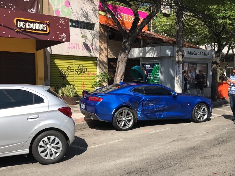 Camaro fica com a lateral destruída após acidente na Praia do Canto
