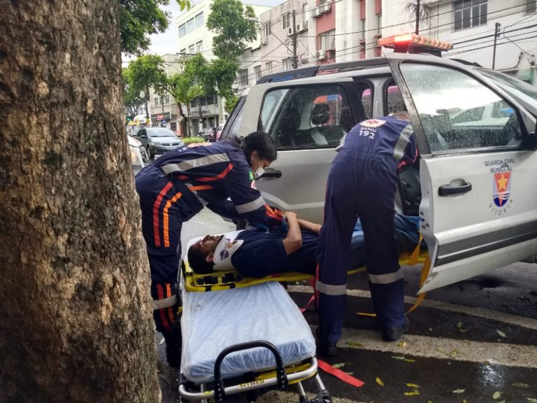Acidente entre carro-forte e um veículo deixa uma pessoa ferida