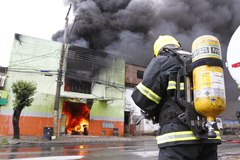 Mais de 500 vagas para bombeiro com salário de até R$ 11 mil