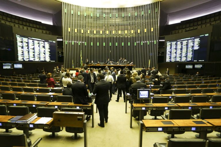 Escola sem Partido avança em comissão da Câmara