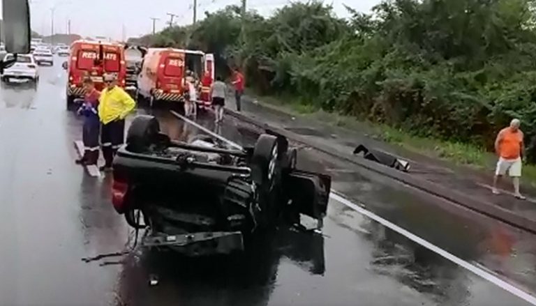 Capotamento deixa três feridos na Rodovia do Sol