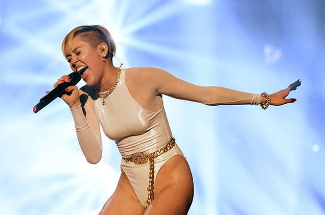 Produzido por Mark Ronson, Miley Cyrus volta a criar expectativa nos fãs com novo single