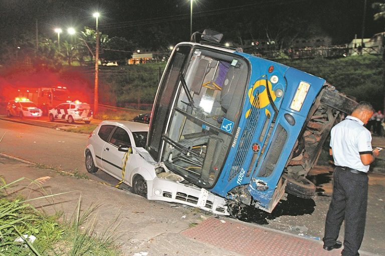 Motorista de ônibus que tombou passou pelo teste do bafômetro