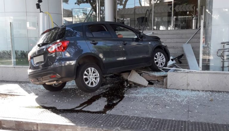 Motorista embriagado perde o controle da direção e invade prédio de banco em Vitória