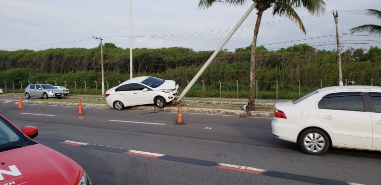 Motorista abandona carro após bater em poste em Camburi