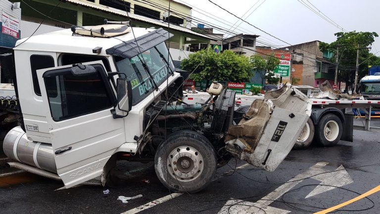 Acidente com carreta interdita rodovia em Vila Velha. Veja o vídeo