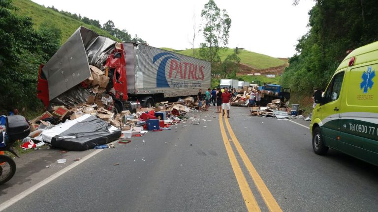Trânsito na Rodovia BR-101 é liberado após acidente entre carretas