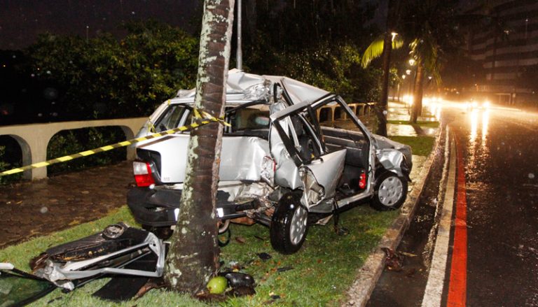 Acidente na Avenida Beira Mar deixa três pessoas feridas em Vitória