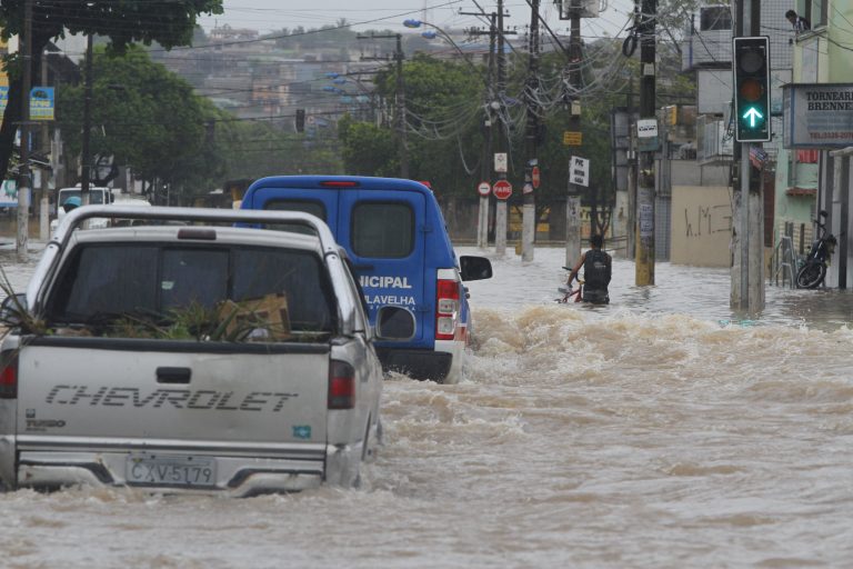 Institutos alertam para chuva intensa com risco de alagamentos
